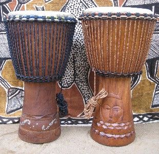 zwei afrikanische djembe trommeln