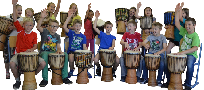 Schulklasse mit Trommeln
